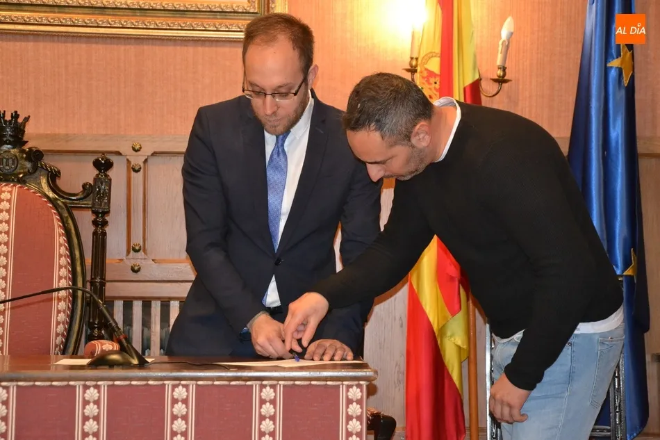 Foto 2 - Prometen sus cargos los dos nuevos funcionarios de carrera de la plantilla del Ayuntamiento  