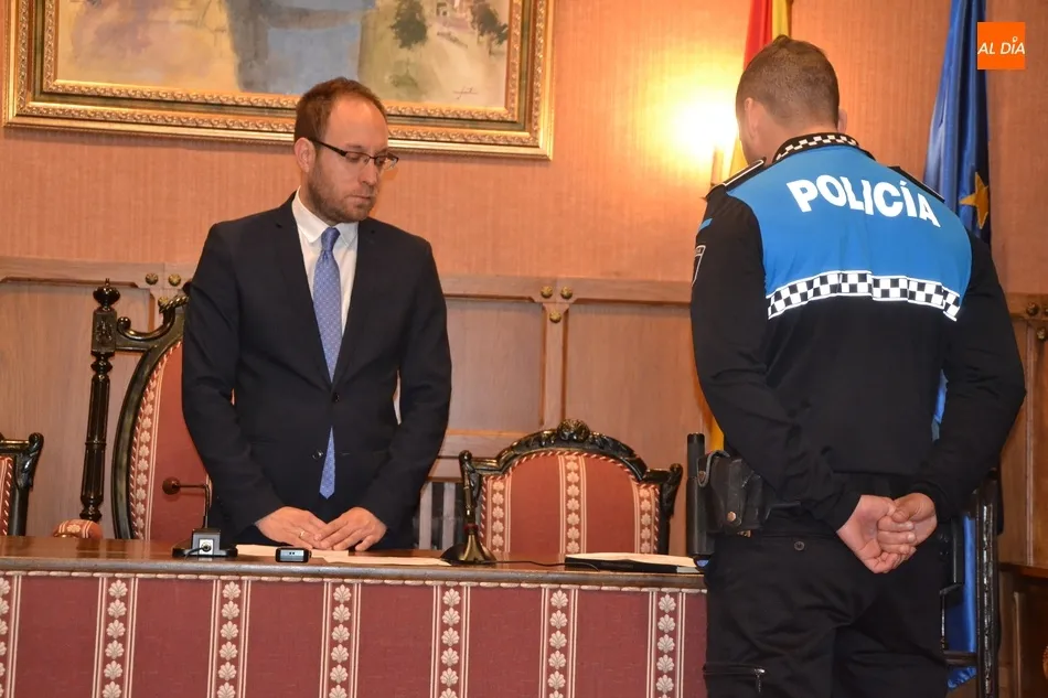 Foto 5 - Prometen sus cargos los dos nuevos funcionarios de carrera de la plantilla del Ayuntamiento  