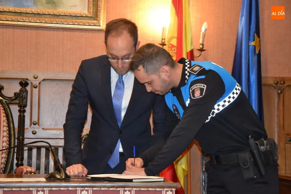 Foto 4 - Prometen sus cargos los dos nuevos funcionarios de carrera de la plantilla del Ayuntamiento  