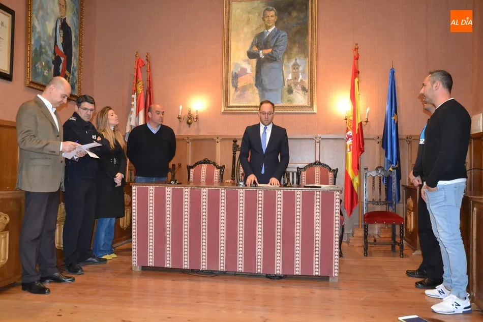 Foto 6 - Prometen sus cargos los dos nuevos funcionarios de carrera de la plantilla del Ayuntamiento  