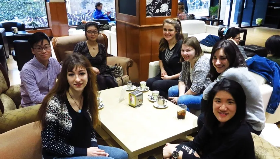 Alumnos extranjeros en una cafetería de Salamanca