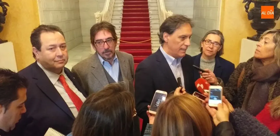 Foto de archivo del alcalde, Carlos García Carbayo, junto al presidente de la Cámara de Comercio, Benjamín Crespo