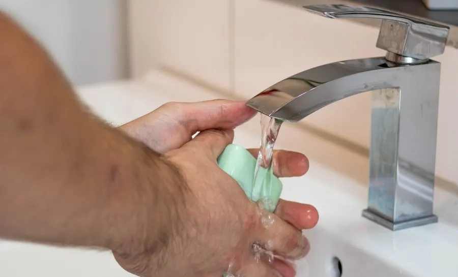 Lavarse las manos frecuentemente (desinfectante de manos a base de alcohol o con agua y jabón) es uno de estos consejos