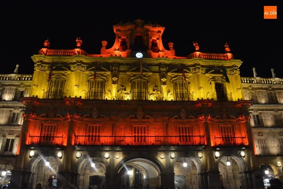 Fachada del Ayuntamiento iluminada con los colores de la bandera española