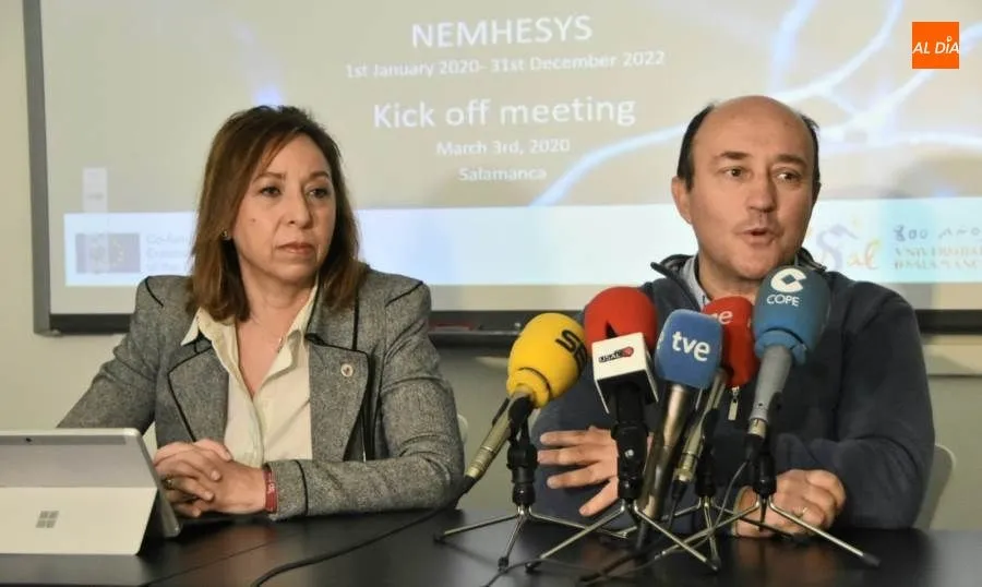 El profesor del Departamento de Medicina de la USAL Jesús María Hernández Rivas, director de la iniciativa, y la vicerrectora de Investigación y Transferencia de la misma institución académica, Susana Pérez. Foto de Paula Zorita