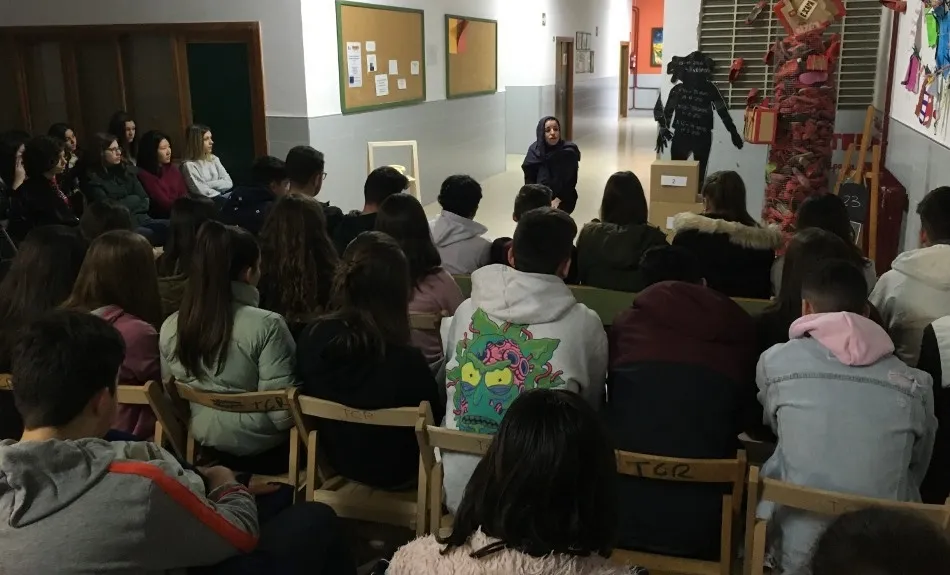 Foto 2 - Popy Vegas arranca en los centros de Secundaria las representaciones de &lsquo;Y dale con el cuento&rsquo;  