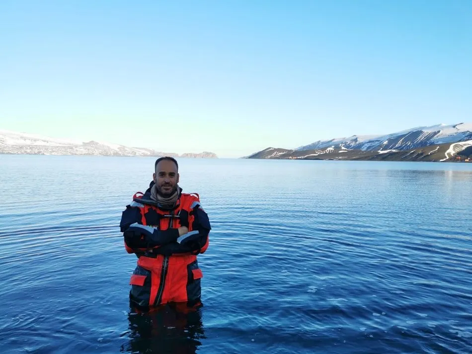 El cabo Antonio San Juan posa en pleno paisaje antártico