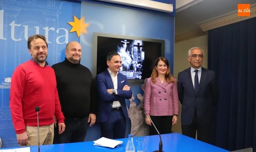 La concejala de Cultura y el de Turismo, María Victoria Bermejo y Fernando Castaño, junto al presidente de la Junta de Semana Santa, José Adrián Cornejo, y el pregonero de este año, Francisco Gómez Bueno, en la Sala de la Palabra del Liceo. Foto de Lydia