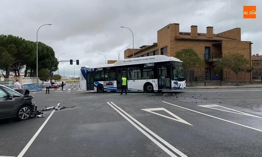 Foto 2 - Fuerte colisi&oacute;n de un turismo y un autob&uacute;s urbano en el barrio de Capuchinos