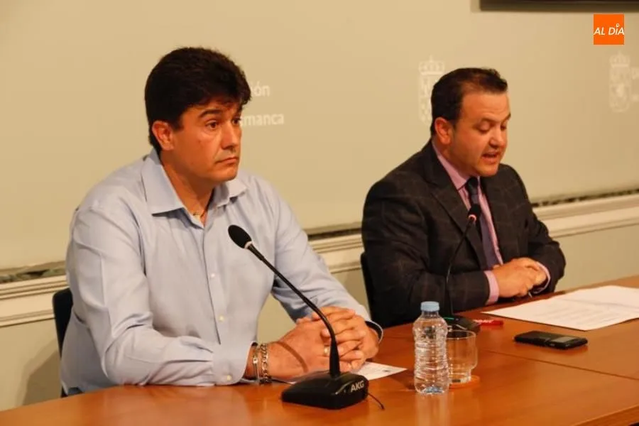 El diputado de turismo, Javier García, y el presidente de la Federación de Caza de Salamanca, Javier Tendero, presentaban el programa del II Foro de la Caza en Salamanca. Foto de Lydia González