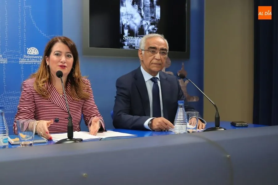 El presidente de la Junta de Semana Santa de Salamanca, José Adrián Cornejo, a la derecha, junto a la concejal de Cultura, María Victoria Bermejo. Foto de Lydia González