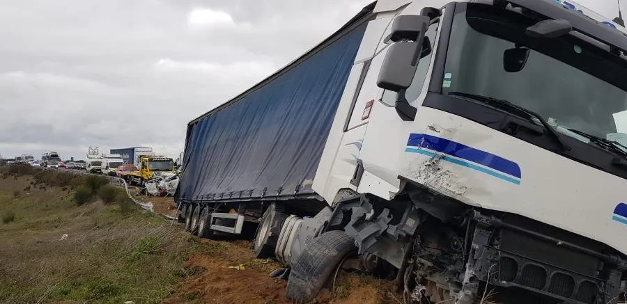 Foto 5 - Trasladan a Salamanca una mujer herida muy grave tras&nbsp;la colisi&oacute;n entre un cami&oacute;n y un turismo...