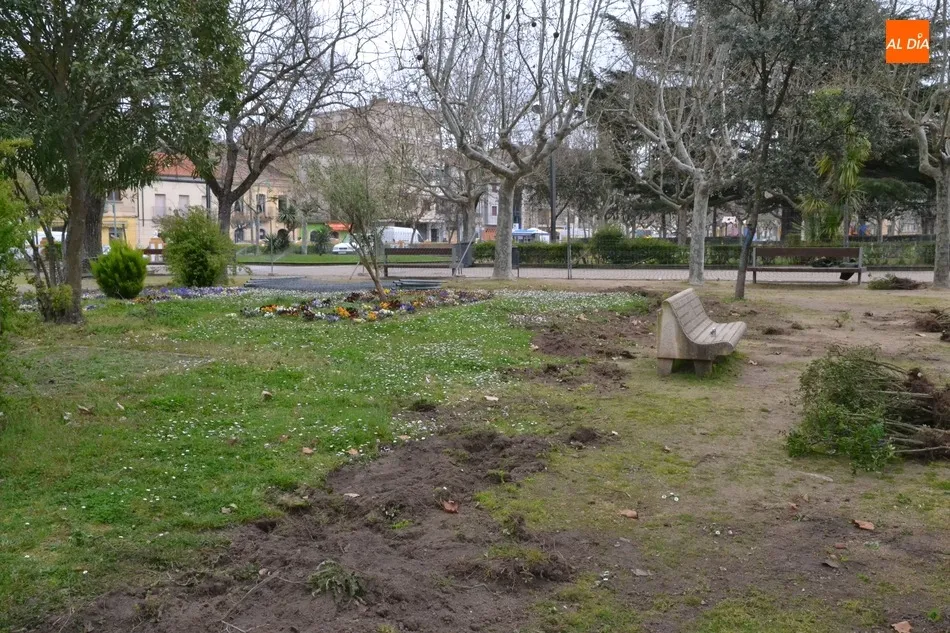 Foto 2 - En marcha una intervenci&oacute;n para renovar un lateral del Parque de La Glorieta  