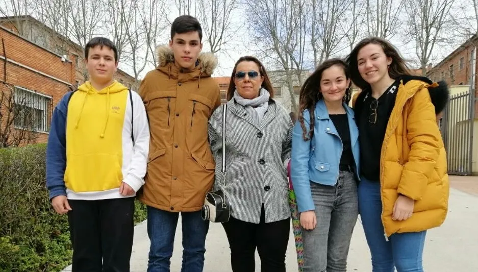 Alumnos del IES Ramos del Manzano participantes en la final, junto con la profesora de Lengua y Literatura