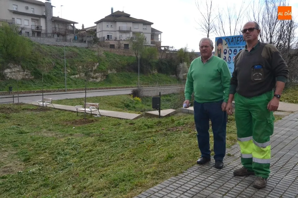 Plantados unos 50 árboles en seis zonas verdes de Ciudad Rodrigo  