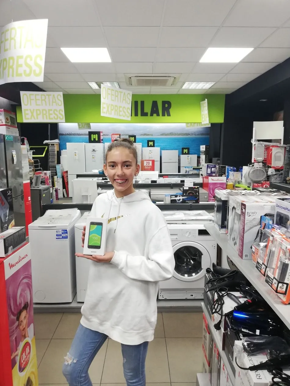 Foto 2 - La Canasta Milar entrega un nuevo&nbsp;smartphone  