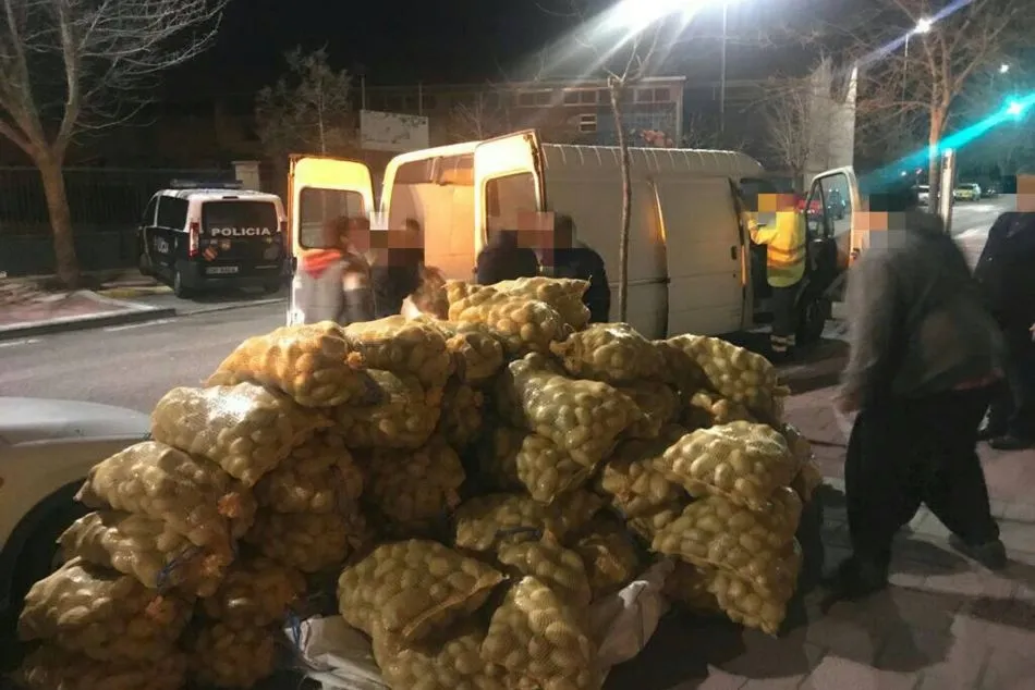 Patatas descargadas de la furgoneta que fue retirada al depósito municipal. Foto: @POLICIAVLL