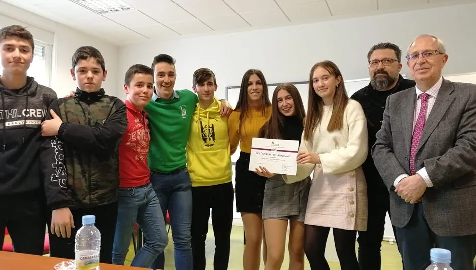 Equipo del IES Tierras de Abadengo con su profesor y el  jefe de programas educativos / FOTOS: TWITTER