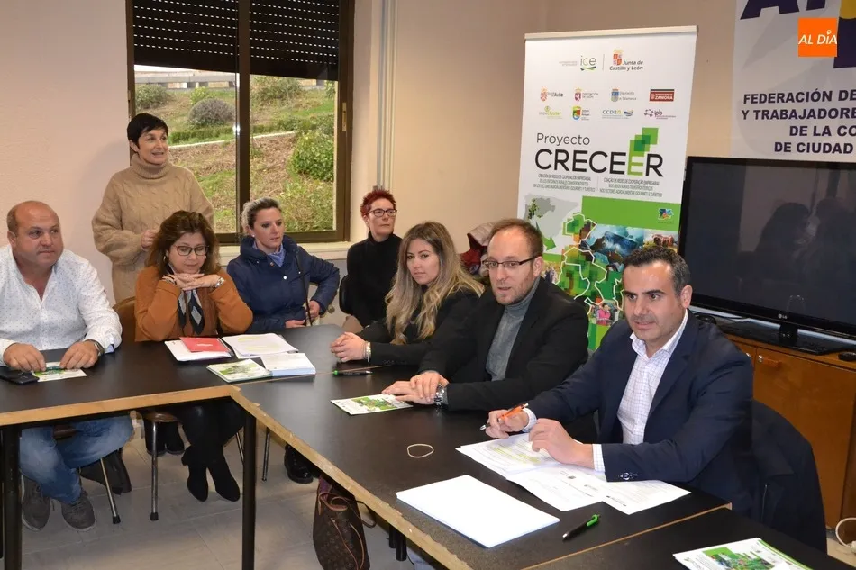 Foto 4 - Amplia asistencia de empresarios a la sesi&oacute;n informativa del proyecto CRECEER  
