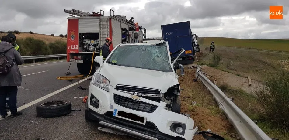 Foto 6 - Trasladan a Salamanca una mujer herida muy grave tras&nbsp;la colisi&oacute;n entre un cami&oacute;n y un turismo...