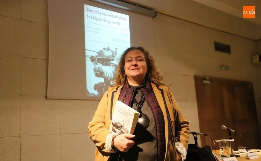 La autora Ana del Paso, con un ejemplar de su libro. Foto: Lydia González