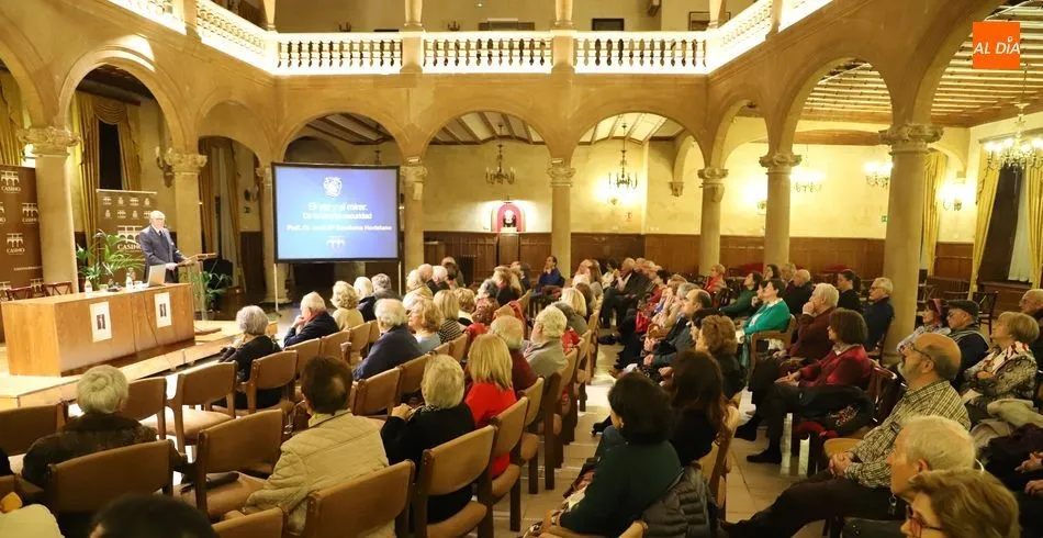 Conferencia en el Casino