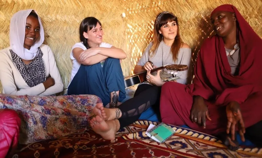 María Rozalén y Beatriz Romero junto con dos mujeres del Chad para conocer cómo viven y cuál es la situación de la mujer en el país