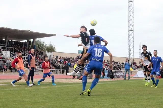 Garrido pelea por un balón en el duelo de la primera vuelta