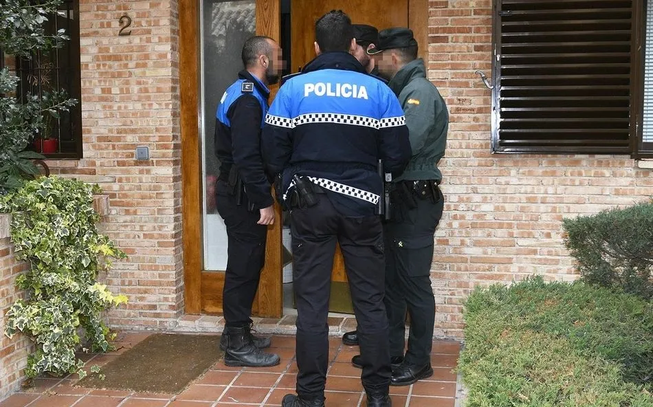 La Policía y la Guardia Civil llegan a la que fuera la casa de Toño Sanchís | Óscar Ortiz