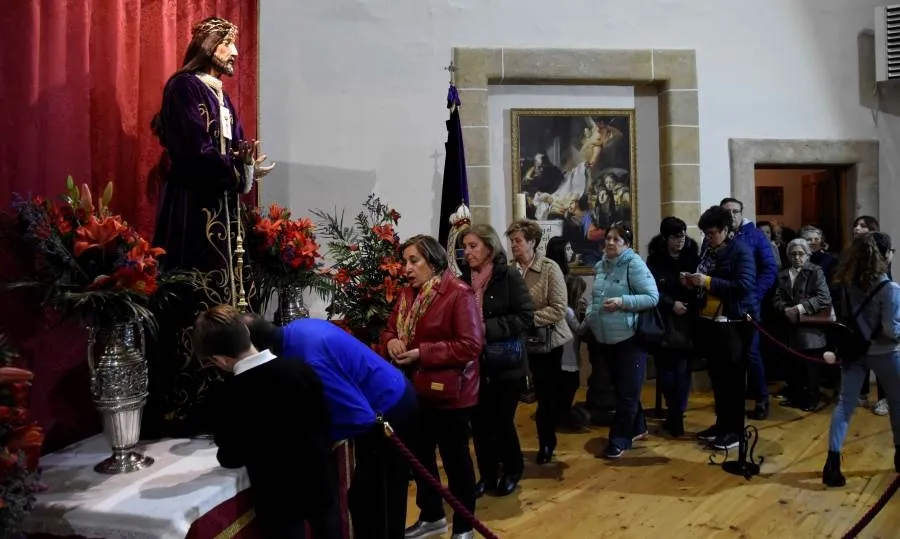 El besapiés de Jesús Rescatado congrega a más de 10.000 fieles en la iglesia de San Pablo