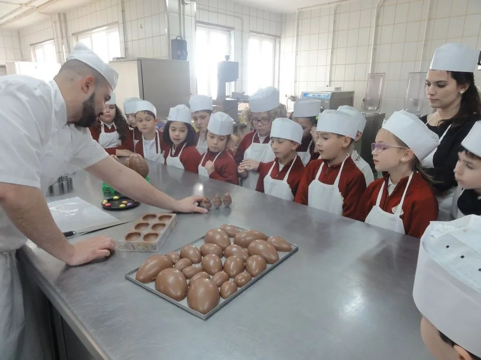 Foto 8 - Los alumnos del Colegio San Juan Bosco disfrutan de la visita m&aacute;s dulce