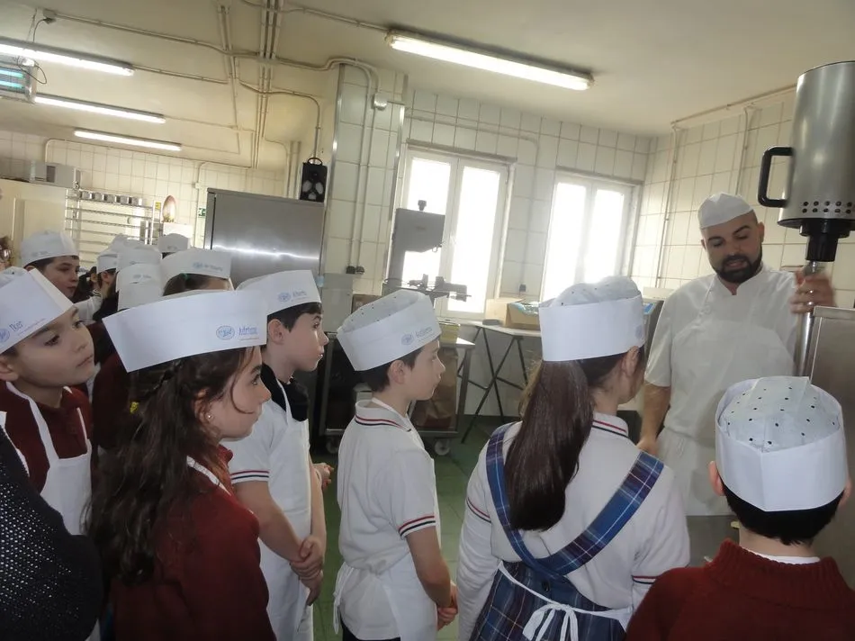 Foto 7 - Los alumnos del Colegio San Juan Bosco disfrutan de la visita m&aacute;s dulce