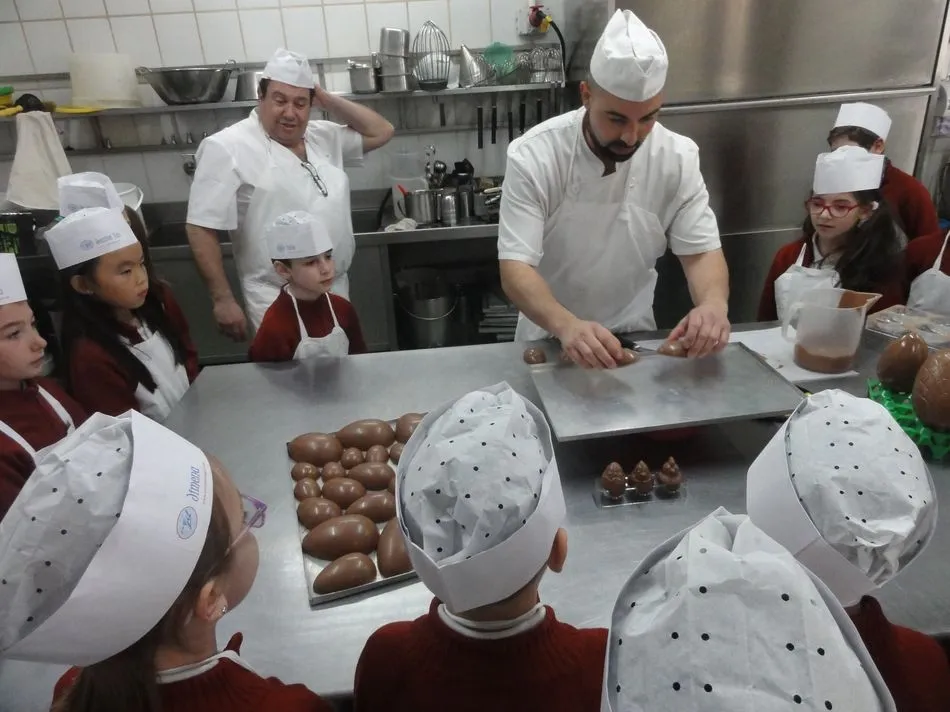 Foto 5 - Los alumnos del Colegio San Juan Bosco disfrutan de la visita m&aacute;s dulce