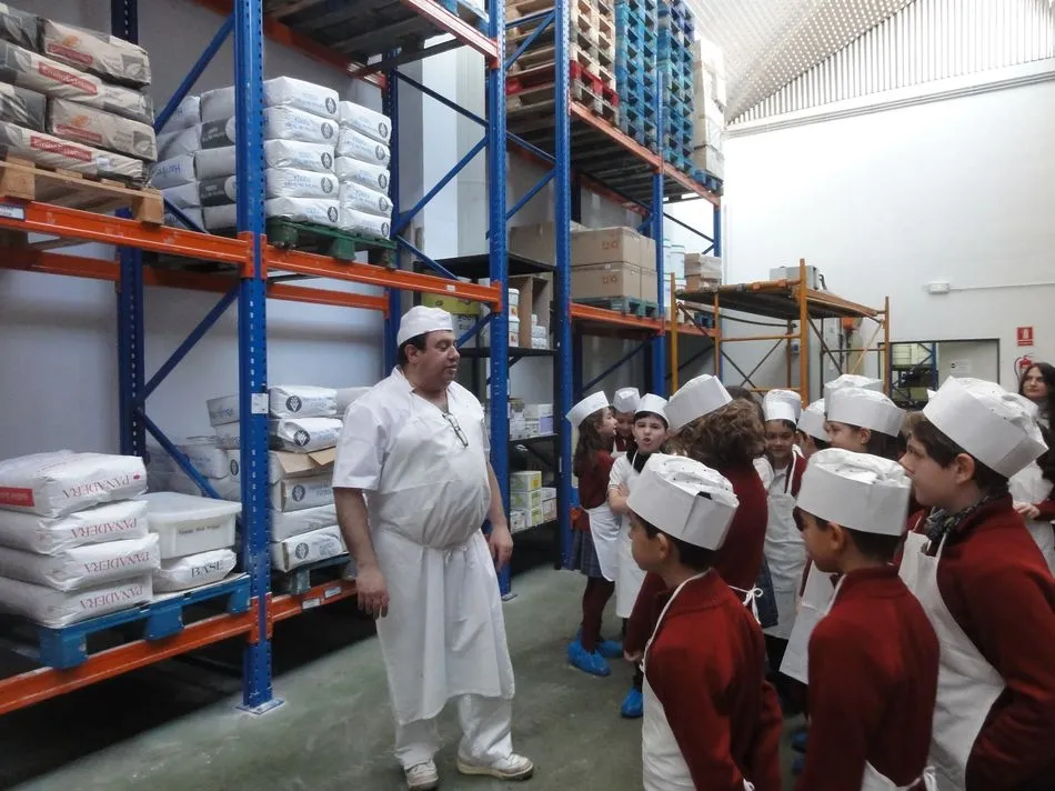 Foto 4 - Los alumnos del Colegio San Juan Bosco disfrutan de la visita m&aacute;s dulce
