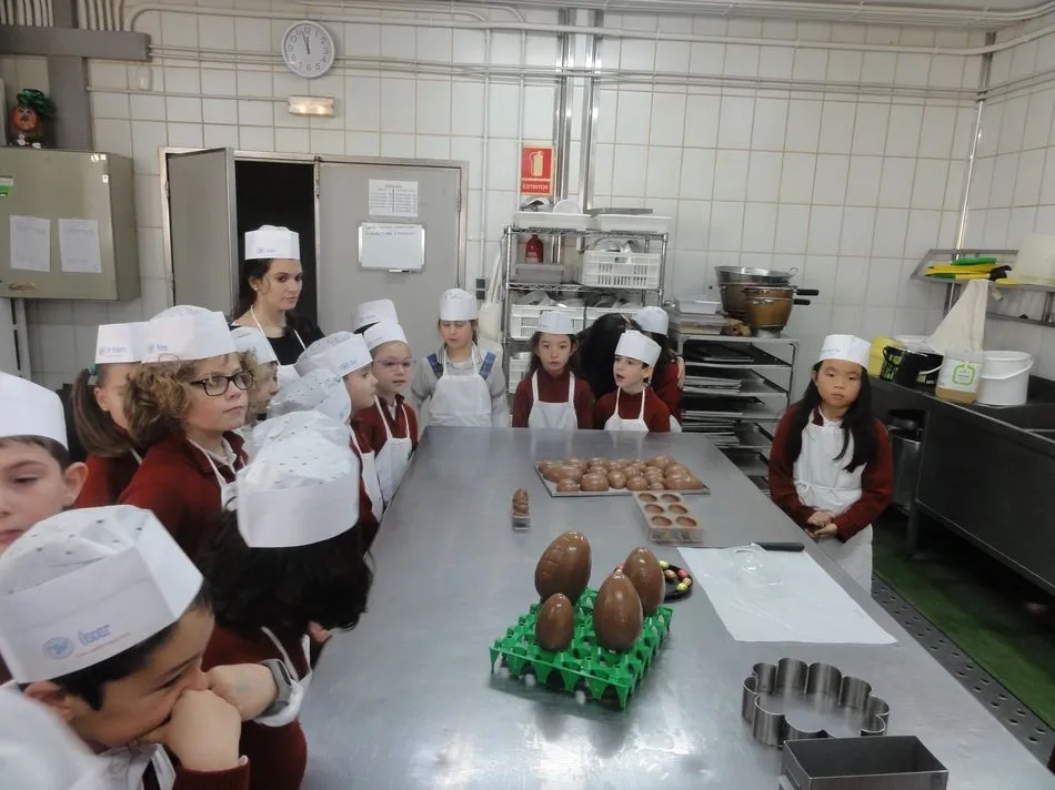 Foto 3 - Los alumnos del Colegio San Juan Bosco disfrutan de la visita m&aacute;s dulce