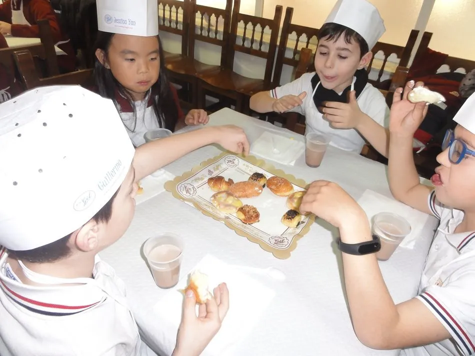 Foto 2 - Los alumnos del Colegio San Juan Bosco disfrutan de la visita m&aacute;s dulce