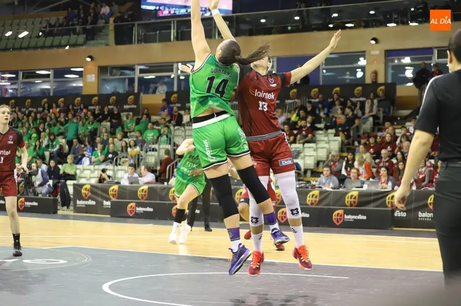 Milic y Quintana pelean por un balón / Lydia González