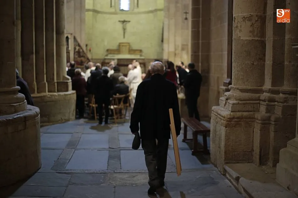 Diócesis de España recomiendan evitar besapiés, suprimir el gesto de paz o vaciar las pilas de...