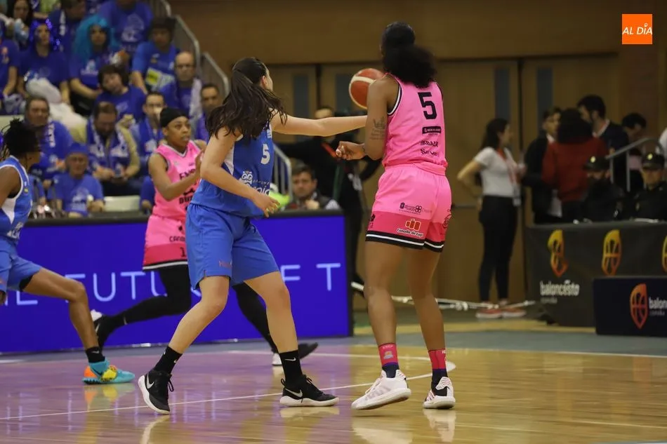 Foto 11 - El Perfumer&iacute;as Avenida reina en su Copa y no da ninguna opci&oacute;n al Ensino Lugo (89-43)