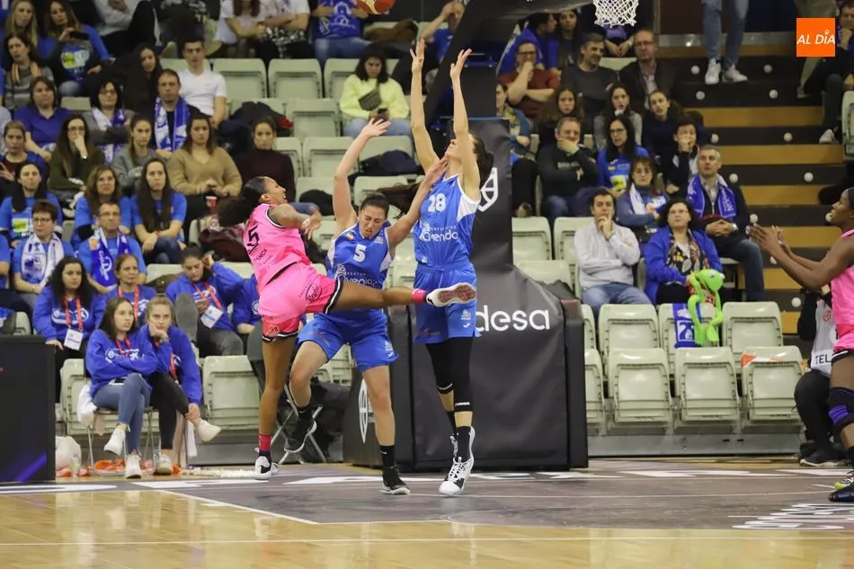 Foto 10 - El Perfumer&iacute;as Avenida reina en su Copa y no da ninguna opci&oacute;n al Ensino Lugo (89-43)