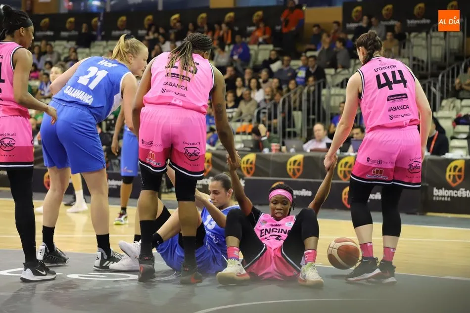Foto 8 - El Perfumer&iacute;as Avenida reina en su Copa y no da ninguna opci&oacute;n al Ensino Lugo (89-43)