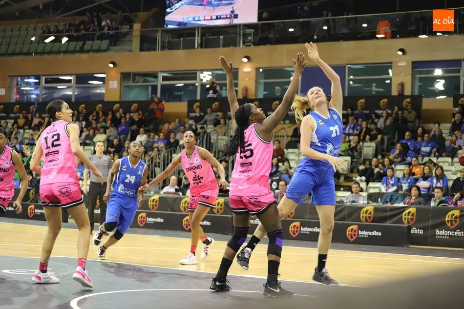 Foto 6 - El Perfumer&iacute;as Avenida reina en su Copa y no da ninguna opci&oacute;n al Ensino Lugo (89-43)