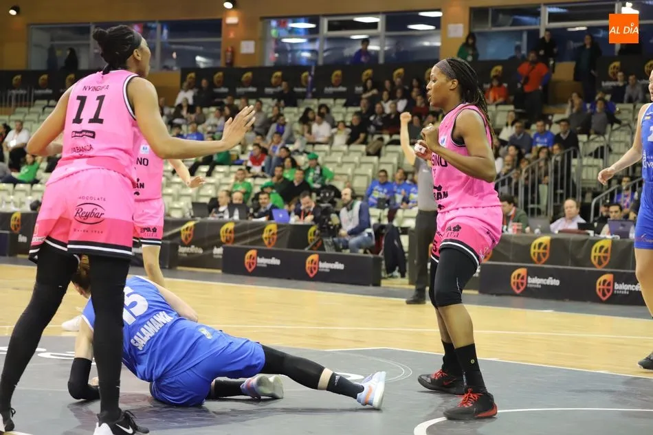 Foto 3 - El Perfumer&iacute;as Avenida reina en su Copa y no da ninguna opci&oacute;n al Ensino Lugo (89-43)