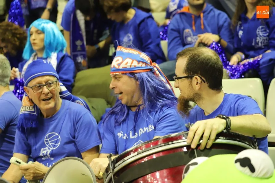 Foto 10 - El Multiusos y la Marea Azul no defraudan con un &lsquo;ambientazo&rsquo; en el primer d&iacute;a de Copa
