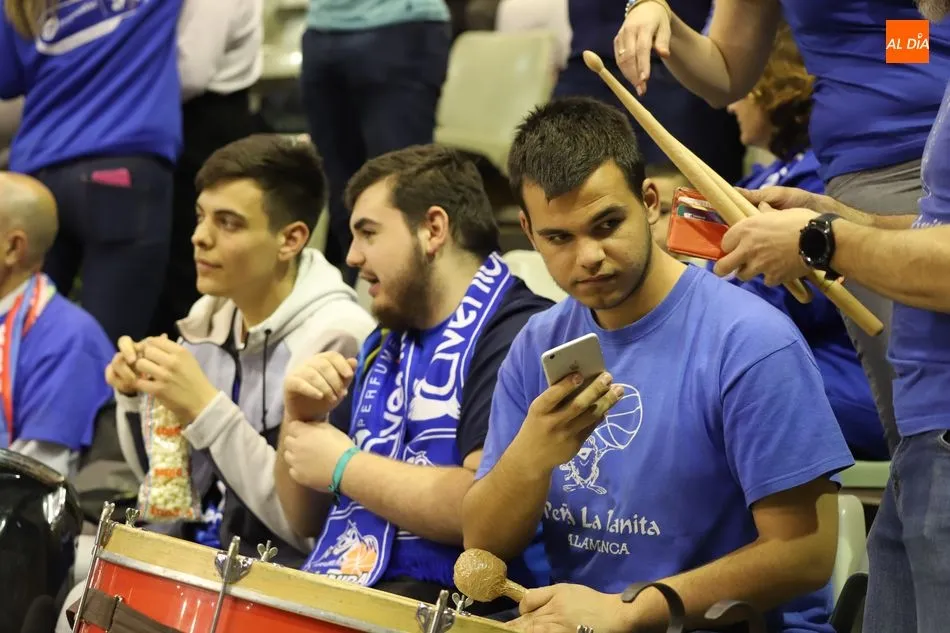 Foto 9 - El Multiusos y la Marea Azul no defraudan con un &lsquo;ambientazo&rsquo; en el primer d&iacute;a de Copa