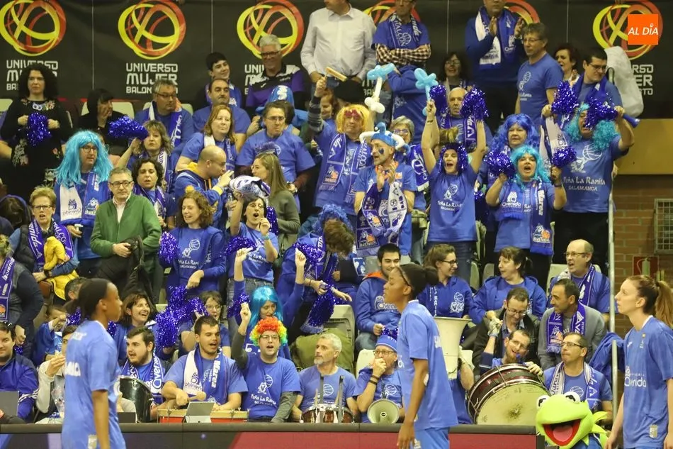 Foto 6 - El Multiusos y la Marea Azul no defraudan con un &lsquo;ambientazo&rsquo; en el primer d&iacute;a de Copa