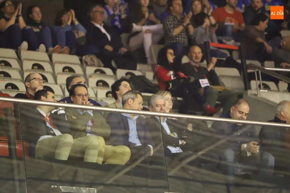 Foto 5 - El Multiusos y la Marea Azul no defraudan con un &lsquo;ambientazo&rsquo; en el primer d&iacute;a de Copa