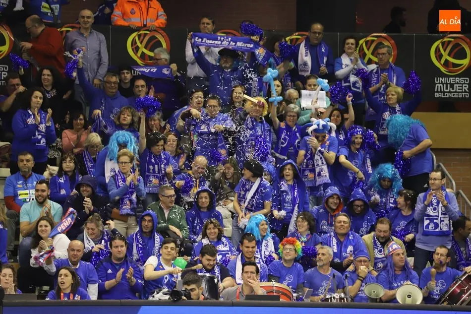 Foto 4 - El Multiusos y la Marea Azul no defraudan con un &lsquo;ambientazo&rsquo; en el primer d&iacute;a de Copa