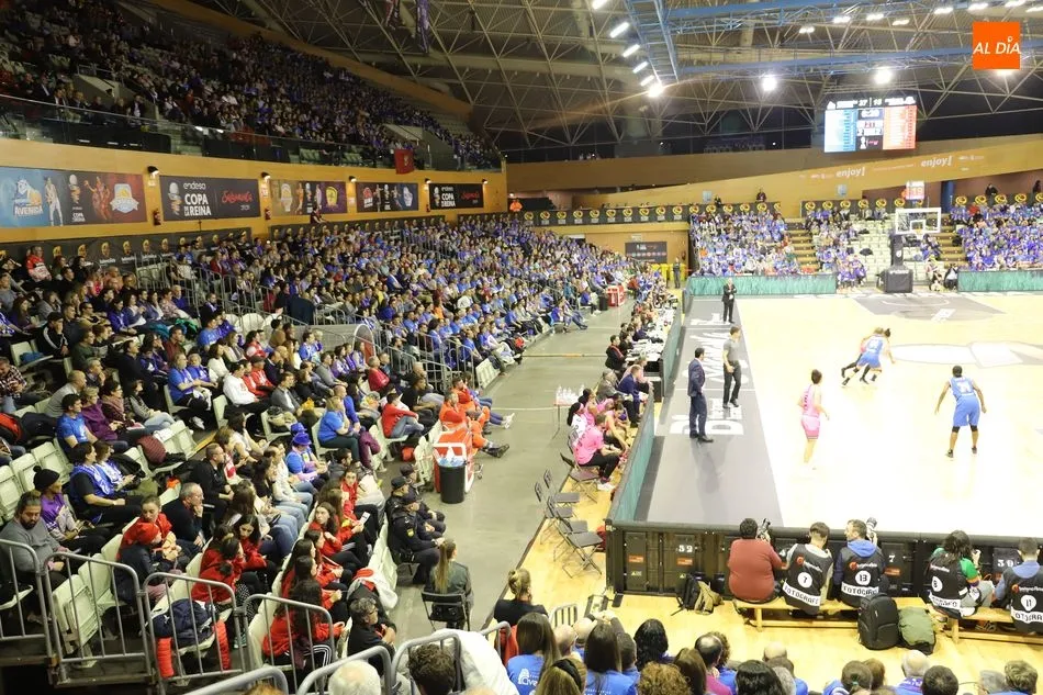 Foto 2 - El Multiusos y la Marea Azul no defraudan con un &lsquo;ambientazo&rsquo; en el primer d&iacute;a de Copa