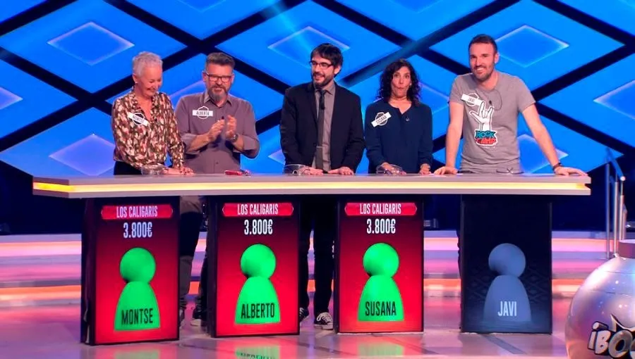 Susana García, la segunda por la derecha, junto a sus compañeros Javi, Montse y Alberto; y el presentador Juanra Bonet